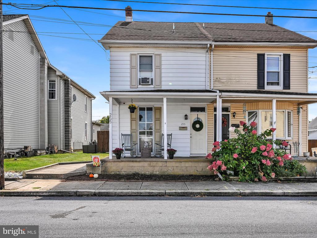 255 W 2nd St
