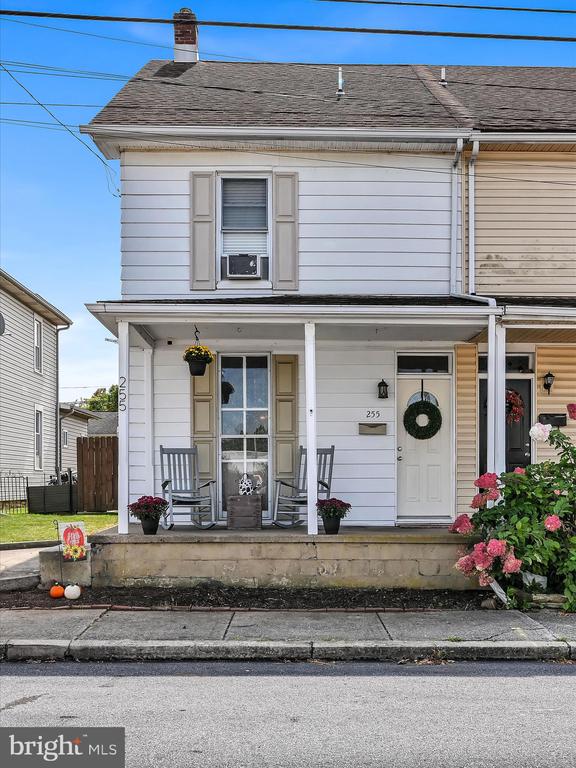255 W 2nd St