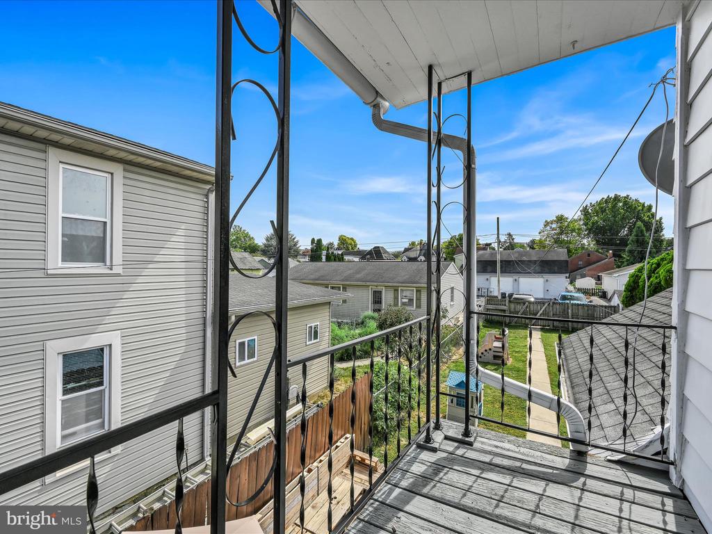 255 W 2nd St