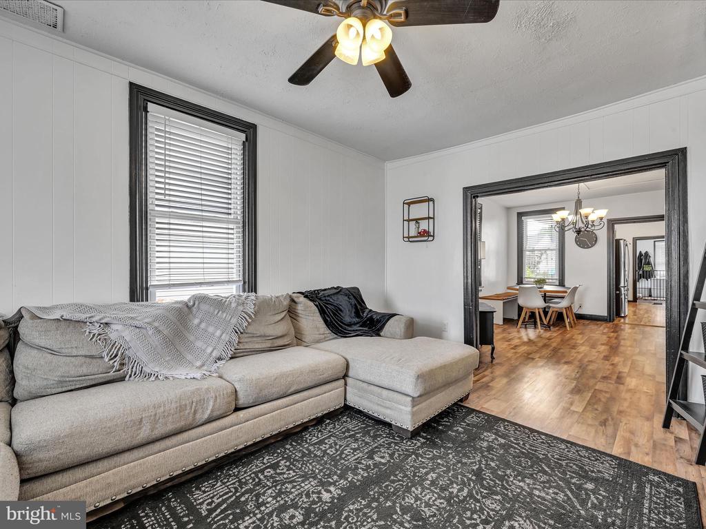 255 W 2nd St