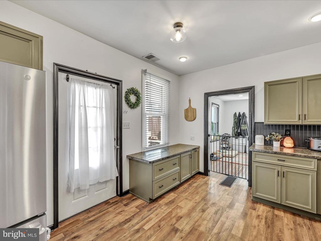255 W 2nd St