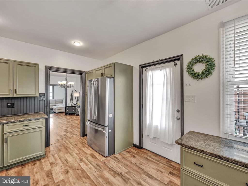 255 W 2nd St