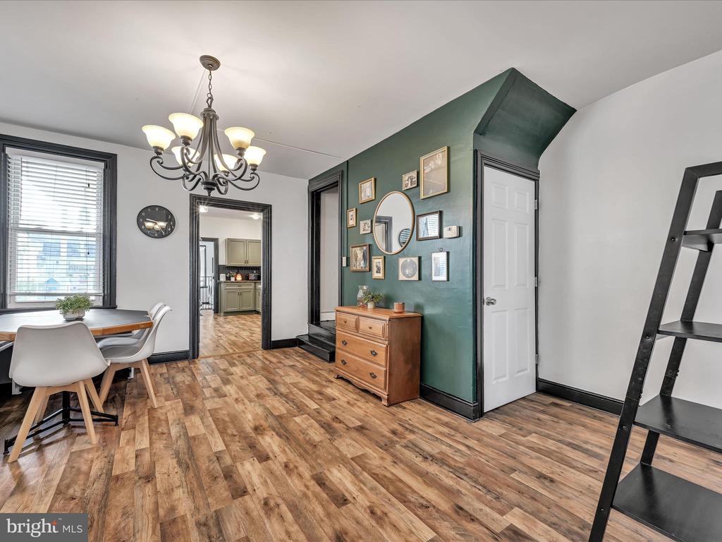 255 W 2nd St