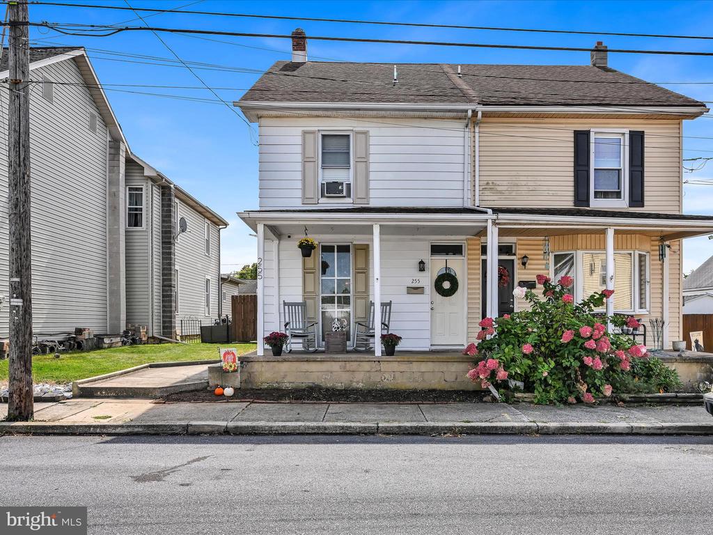 255 W 2nd St