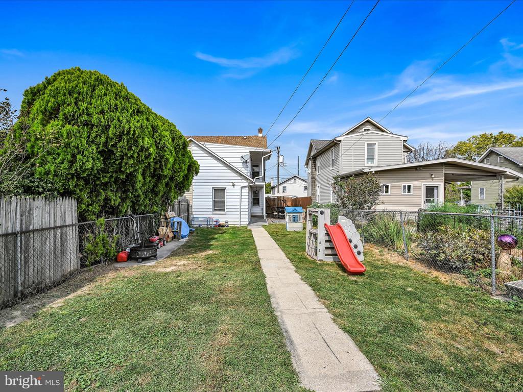 255 W 2nd St