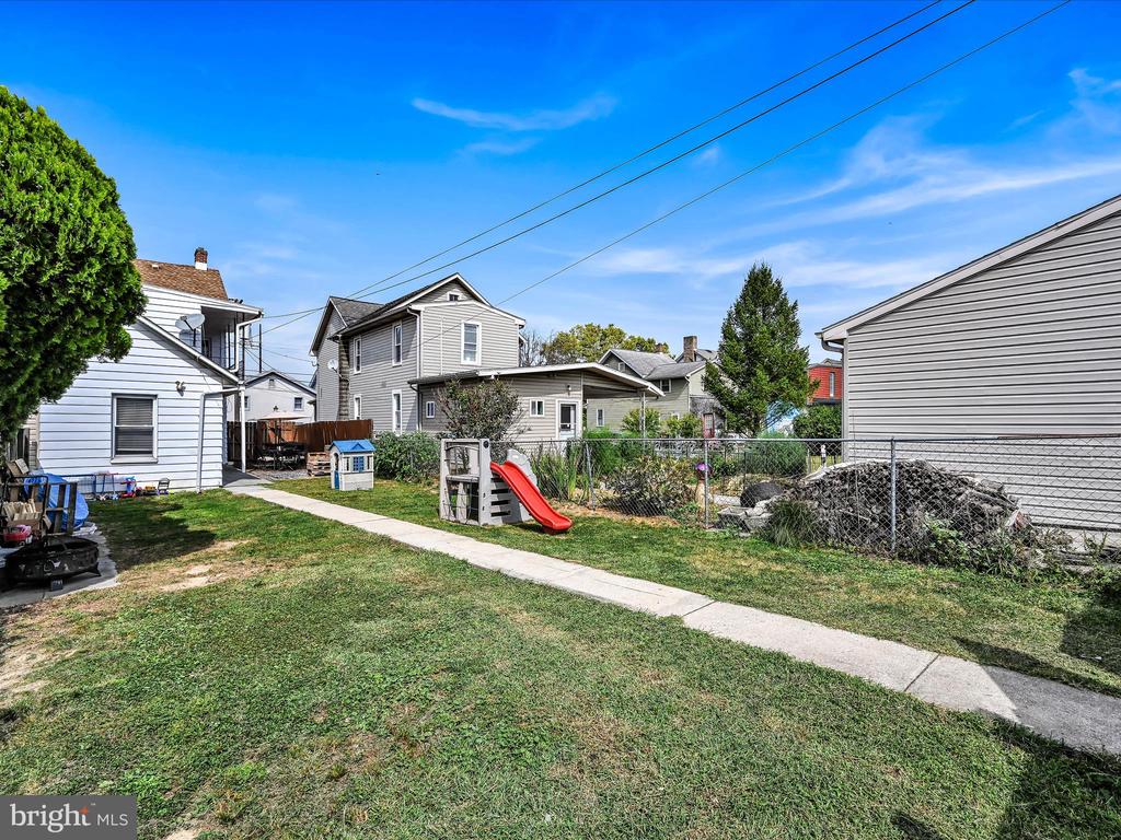255 W 2nd St