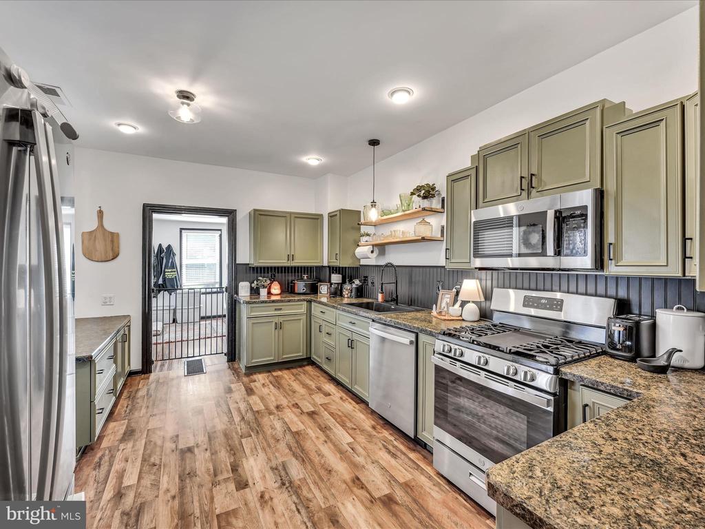 255 W 2nd St