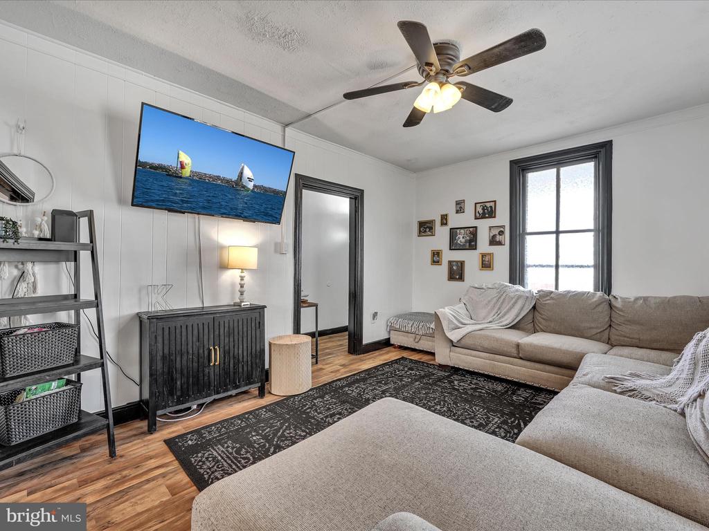 255 W 2nd St