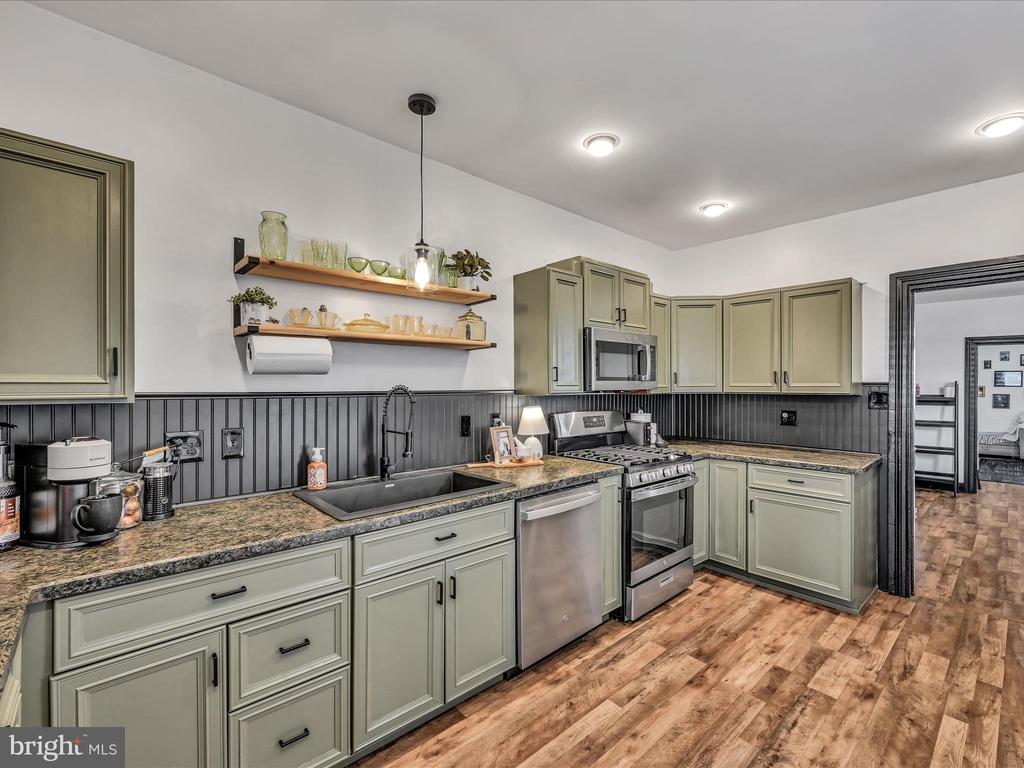 255 W 2nd St