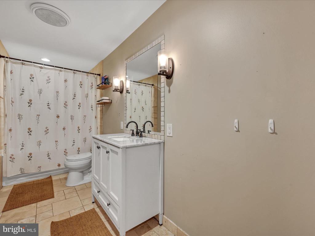 255 W 2nd St