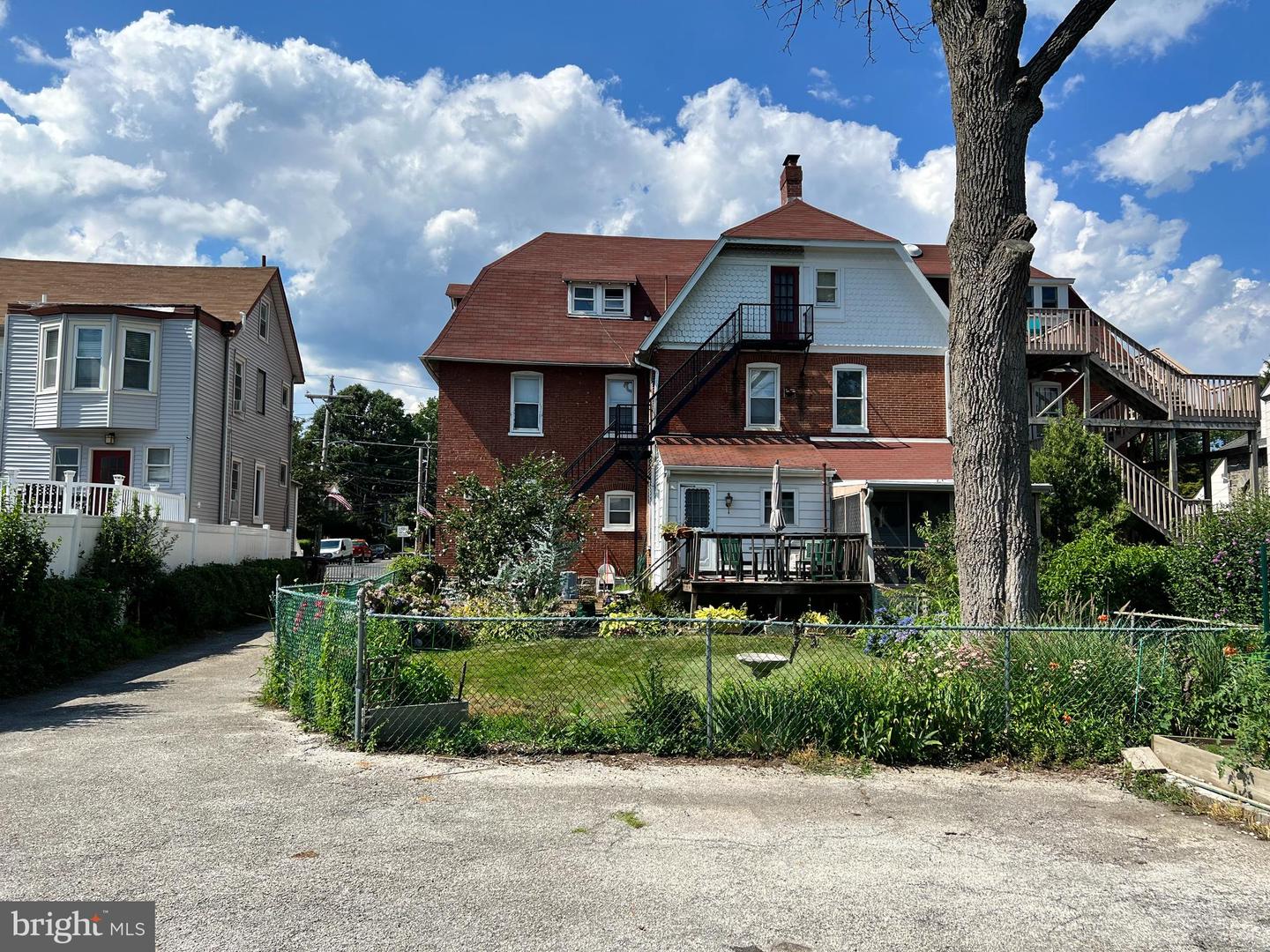 46 E Stewart Ave