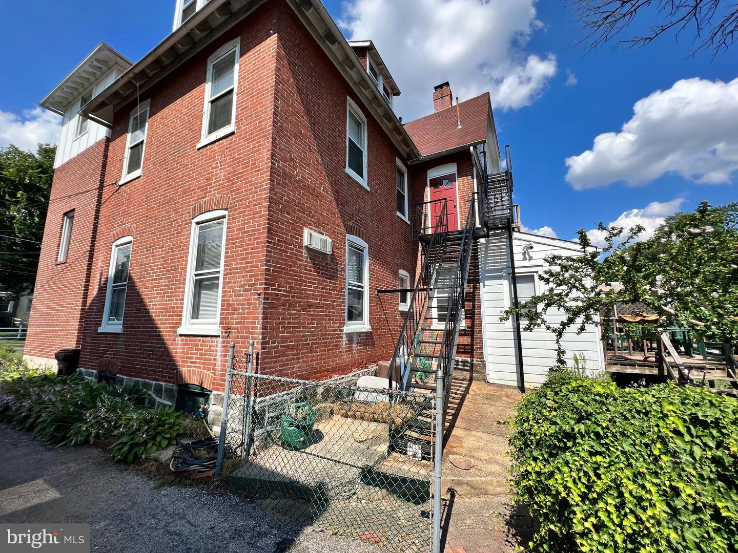 46 E Stewart Ave
