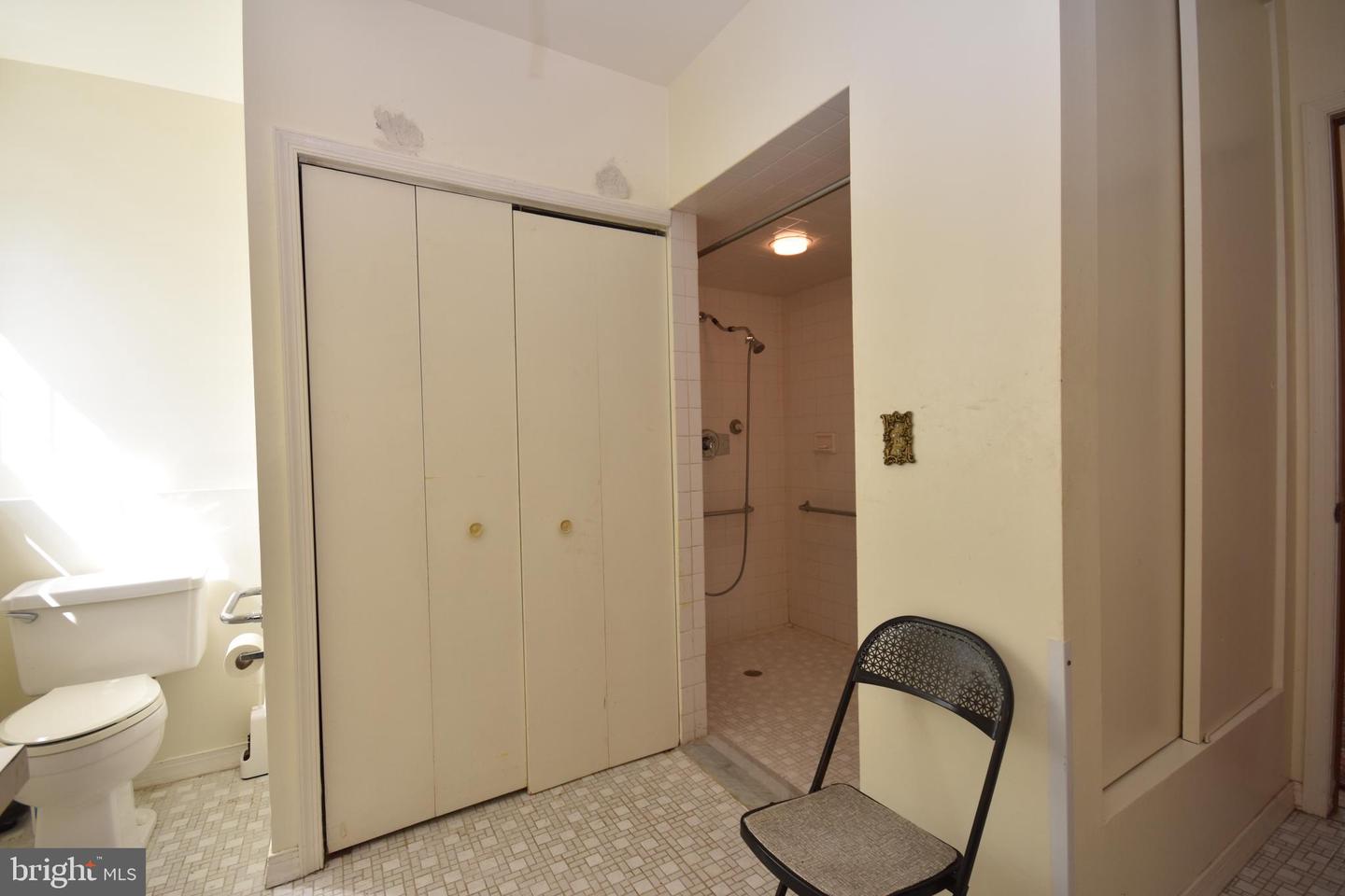 18 E Greenwood Ave