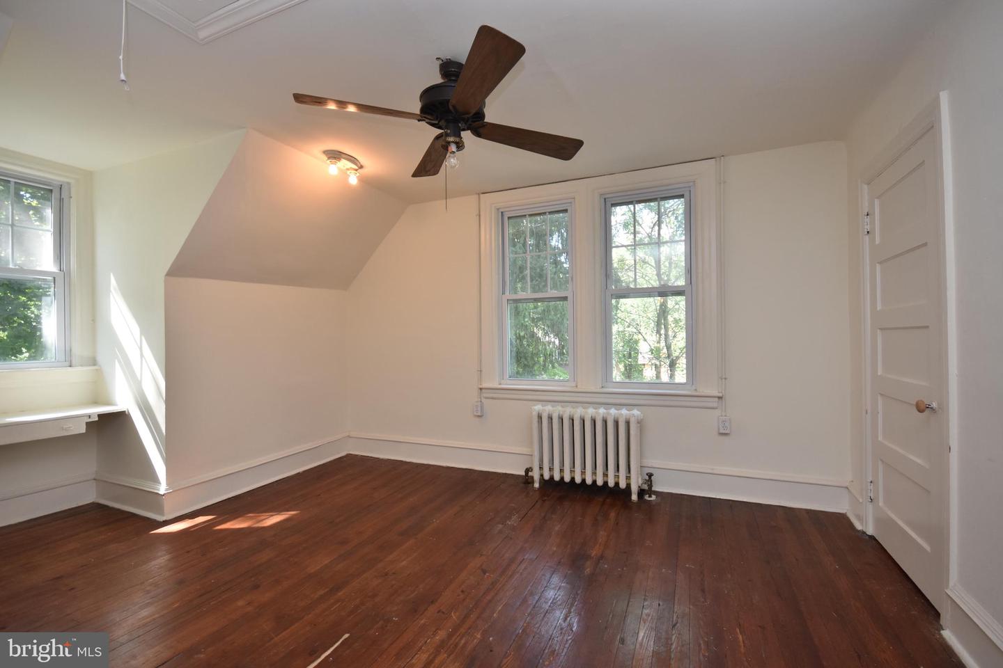 18 E Greenwood Ave
