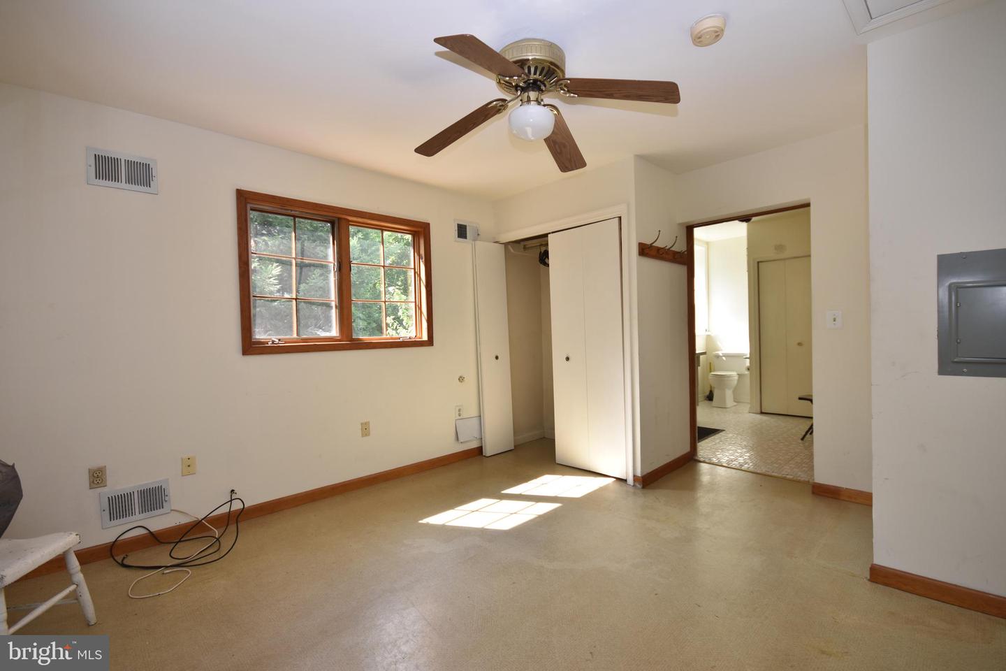 18 E Greenwood Ave