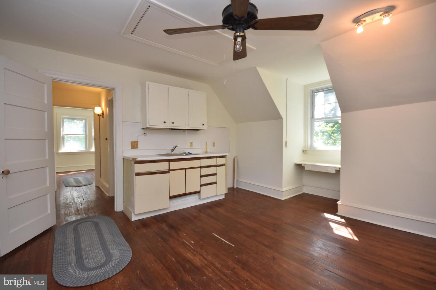 18 E Greenwood Ave