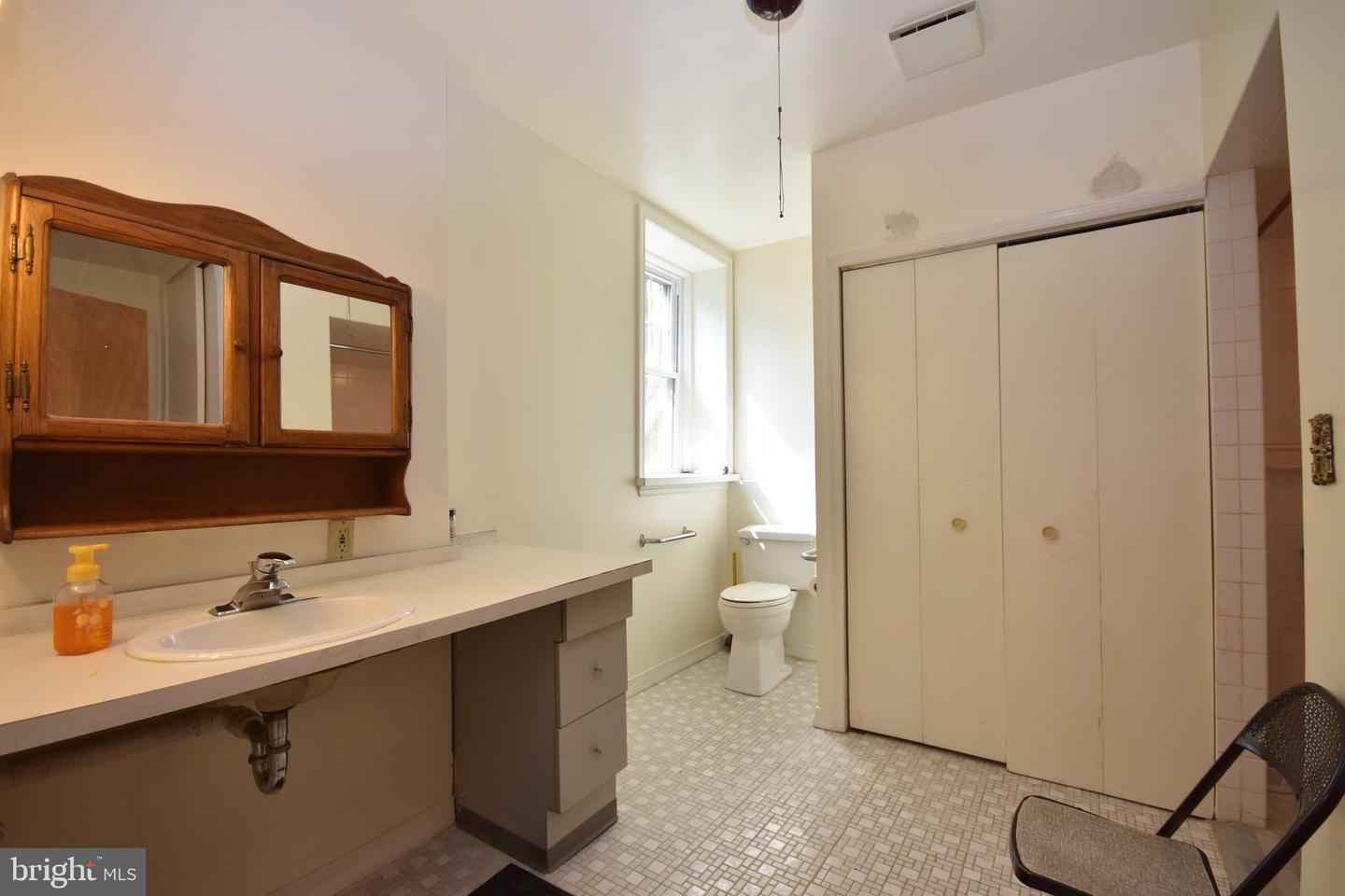 18 E Greenwood Ave