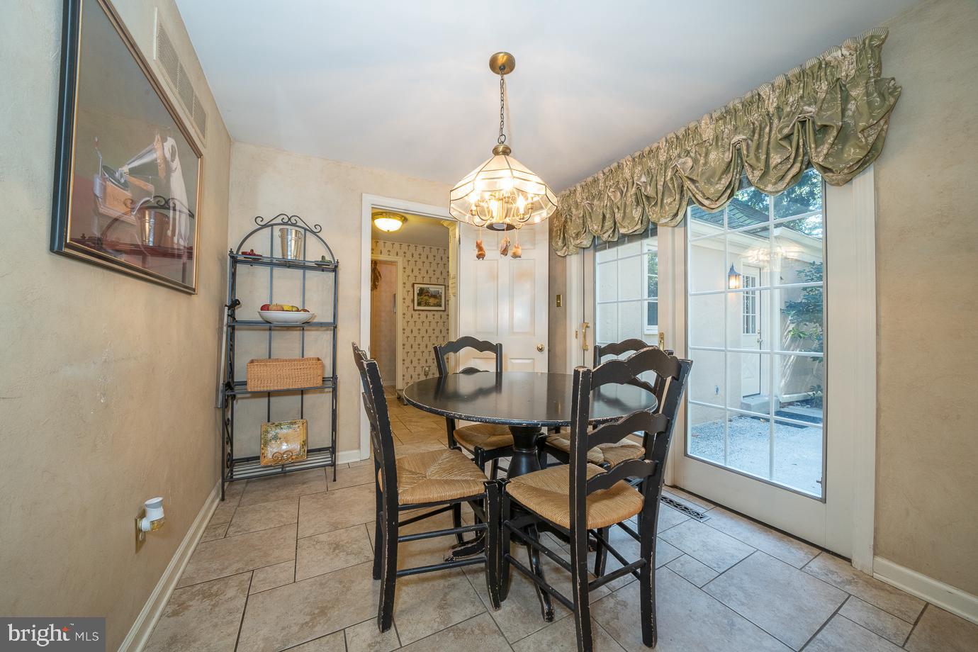 658 Lakeview Cir