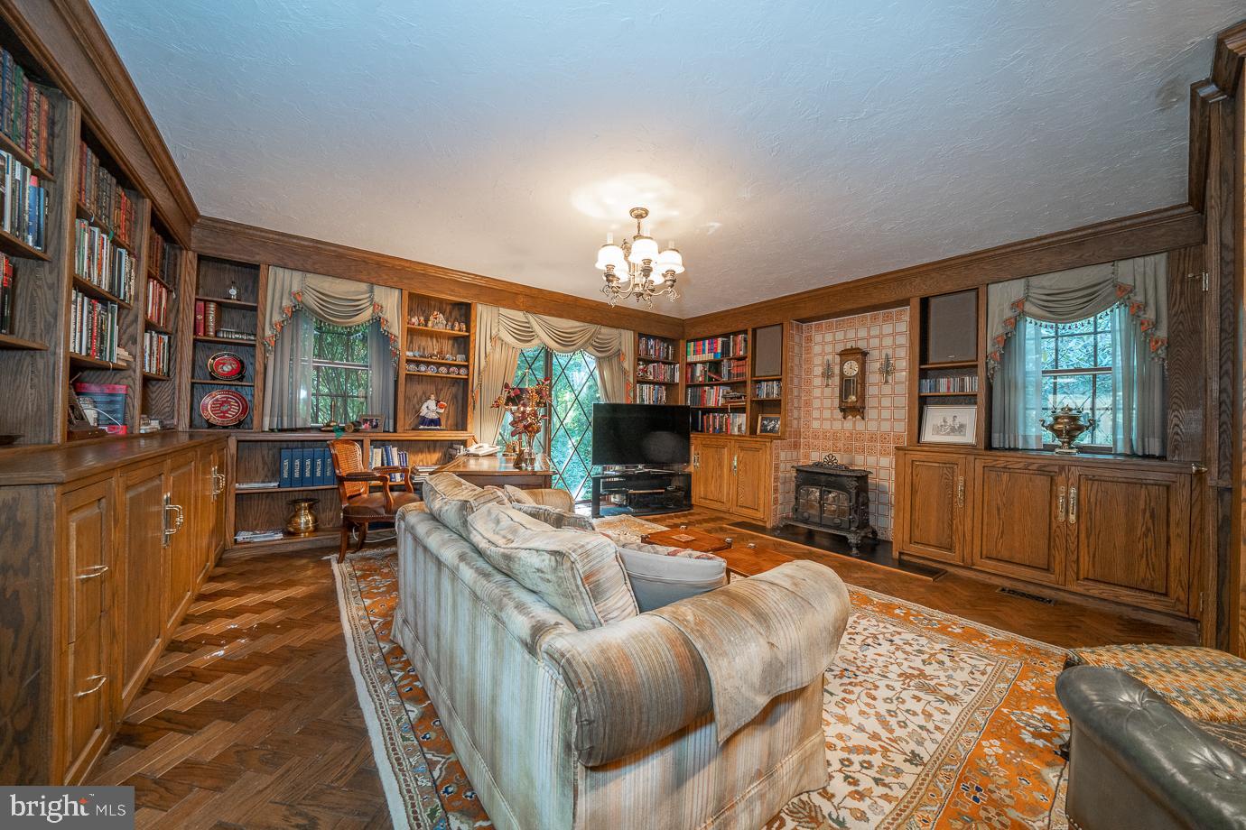 658 Lakeview Cir