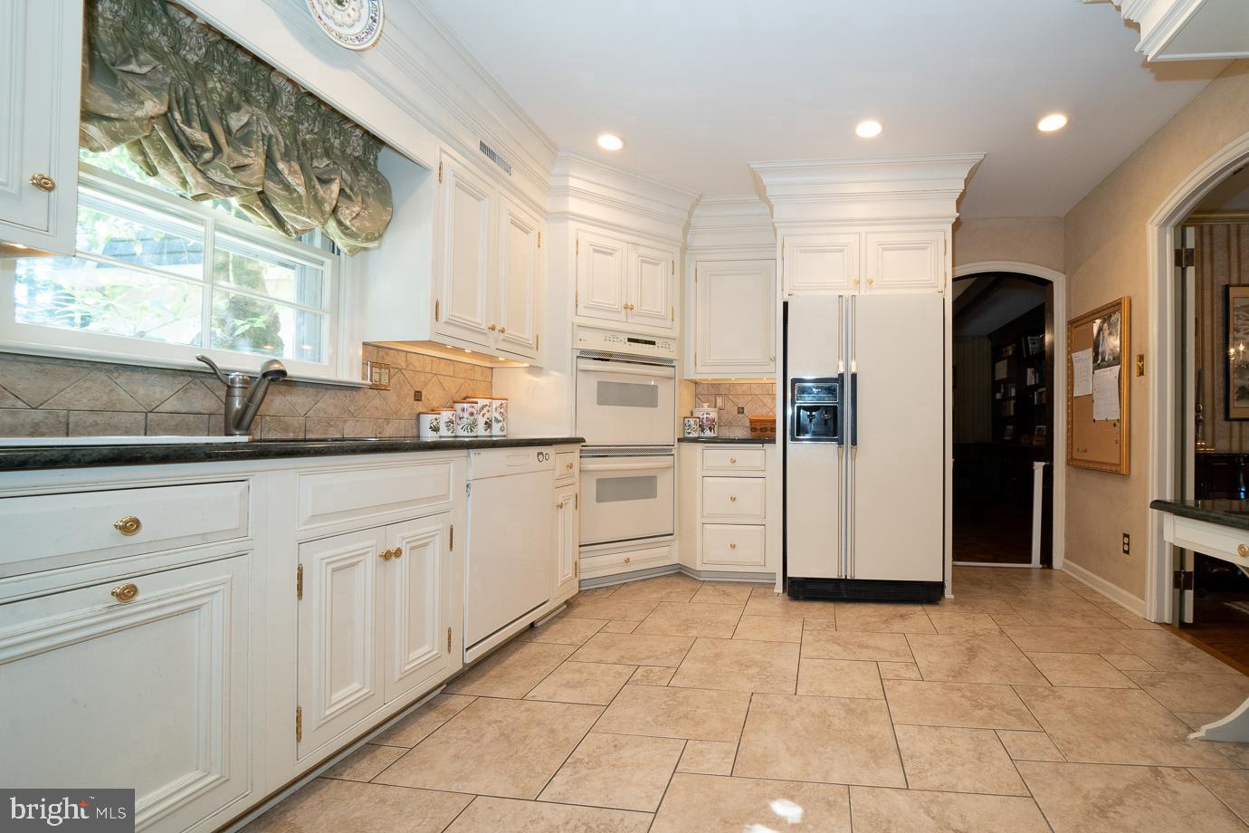 658 Lakeview Cir