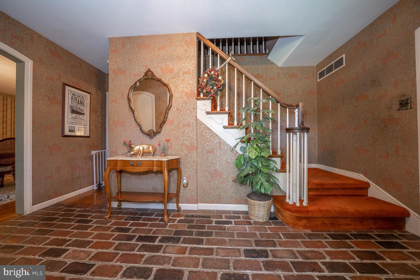 658 Lakeview Cir