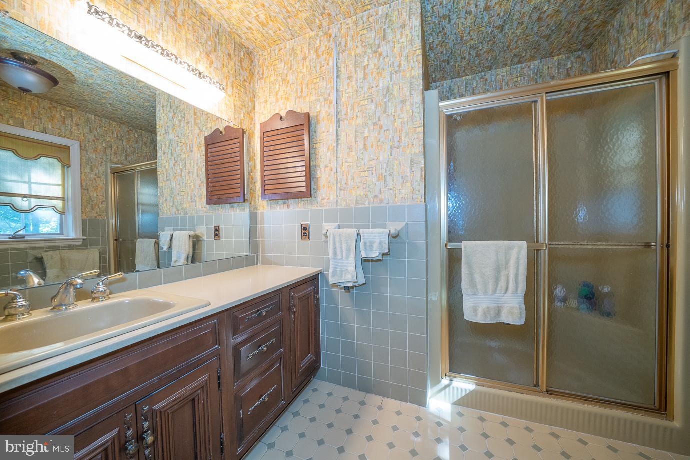 658 Lakeview Cir