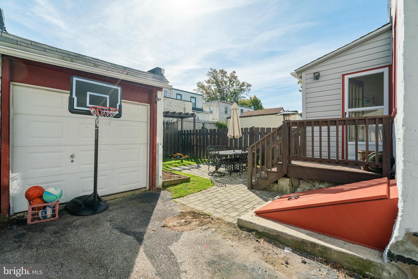 747 Hathaway Ln