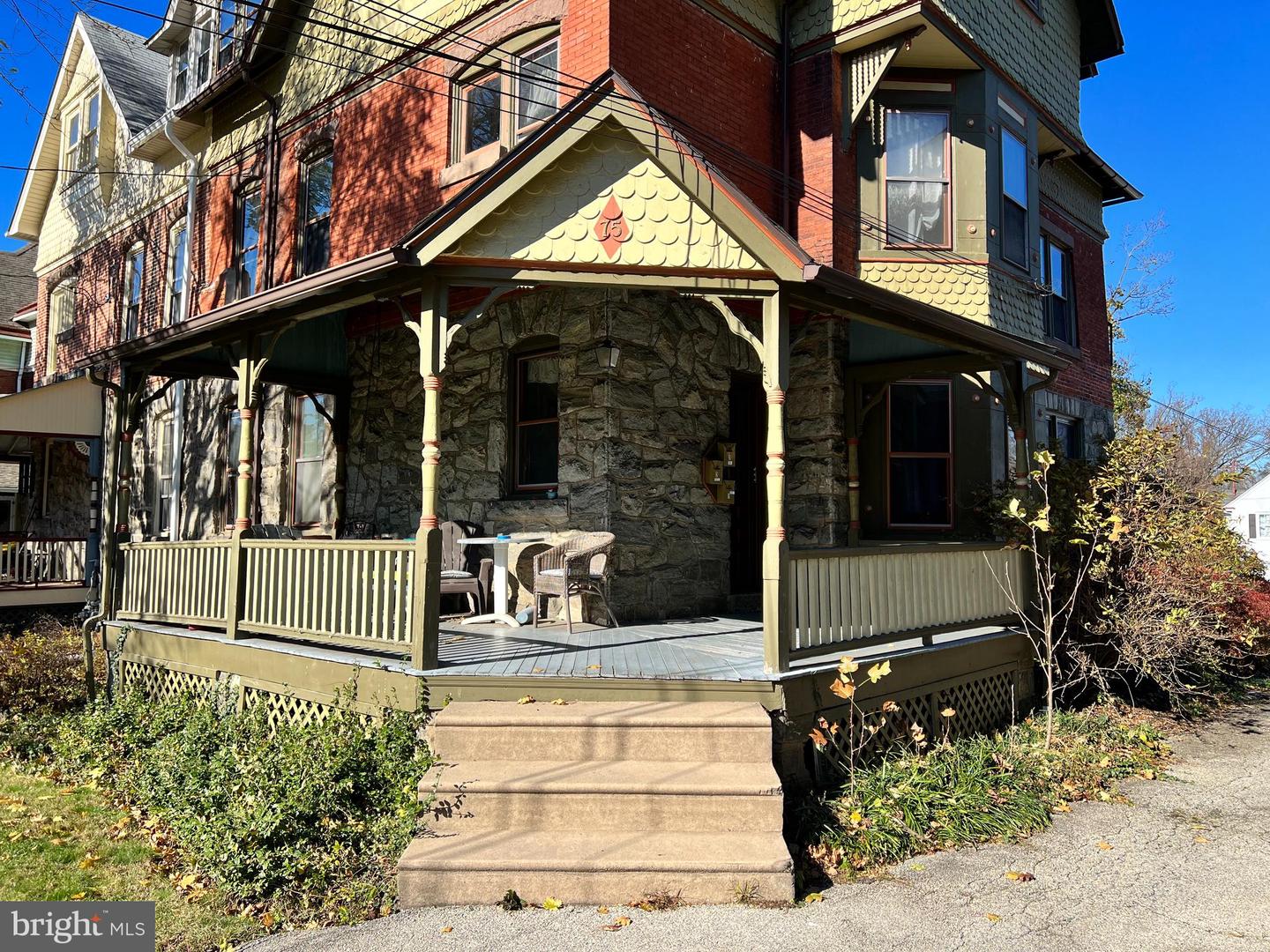 75 W la Crosse Ave