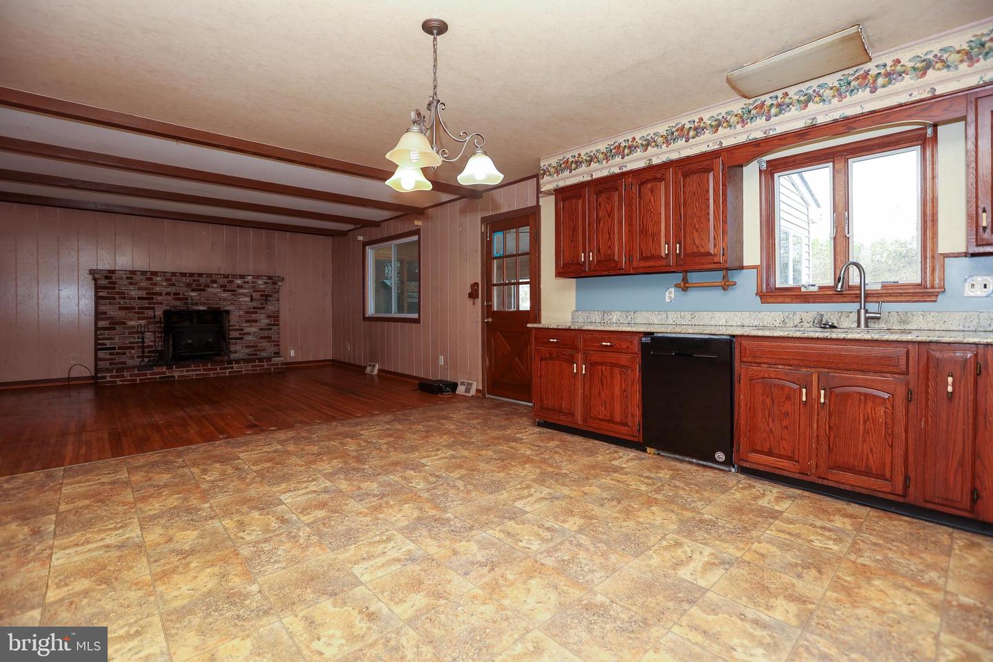395 Hemlock Ln