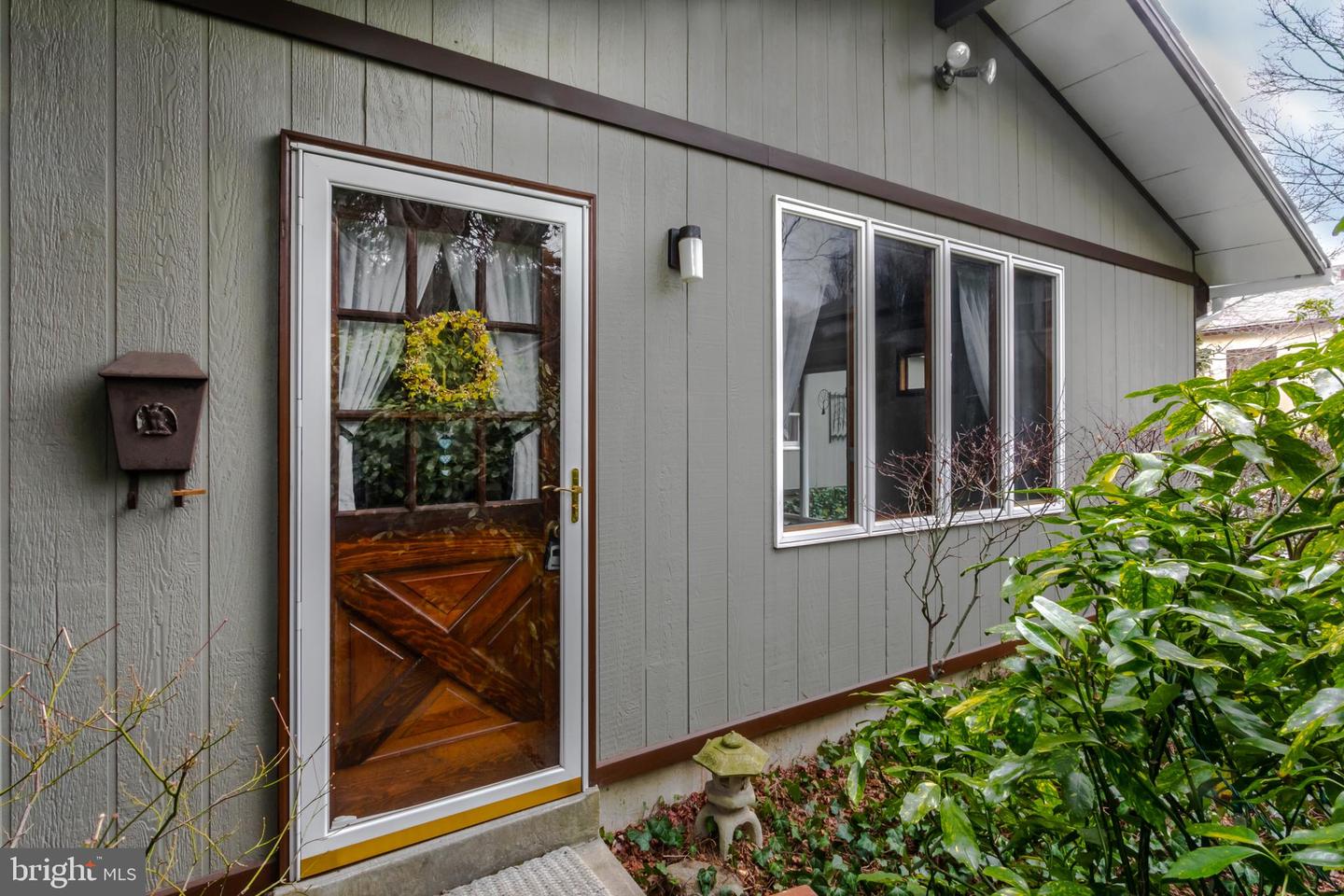 704 E Manoa Rd