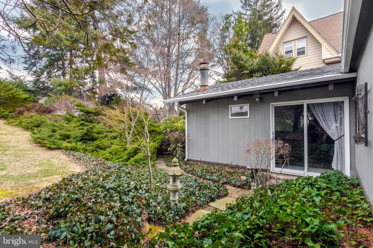 704 E Manoa Rd