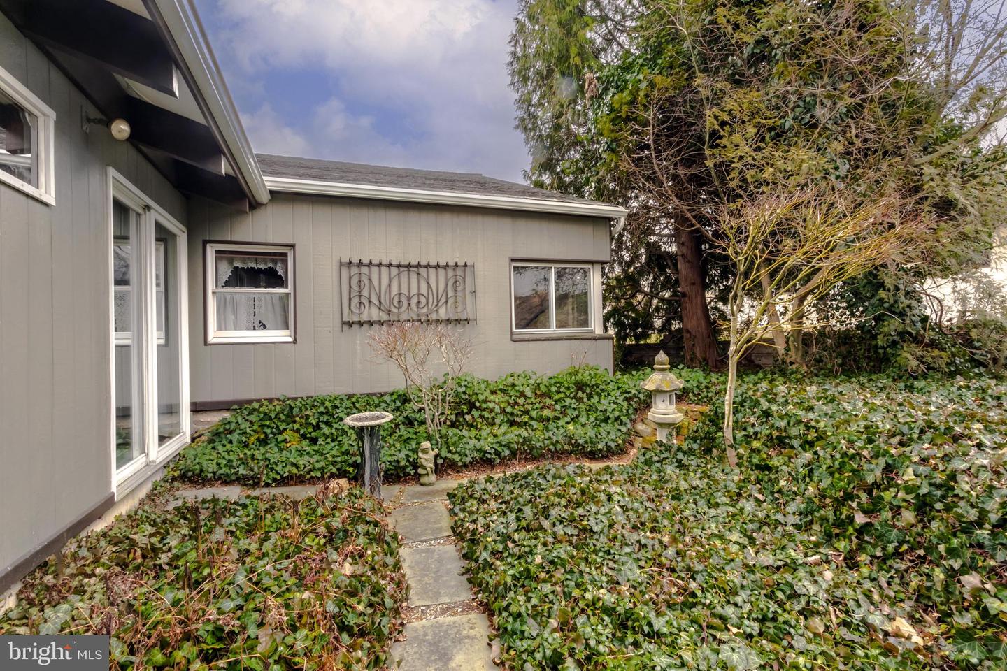 704 E Manoa Rd