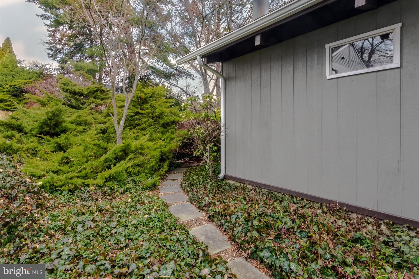 704 E Manoa Rd