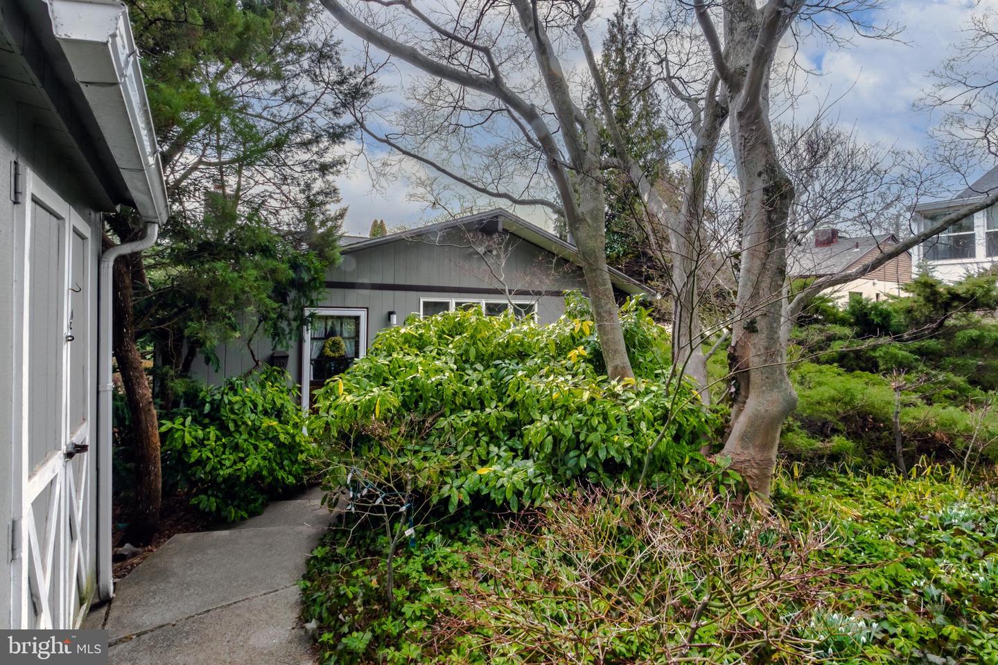 704 E Manoa Rd