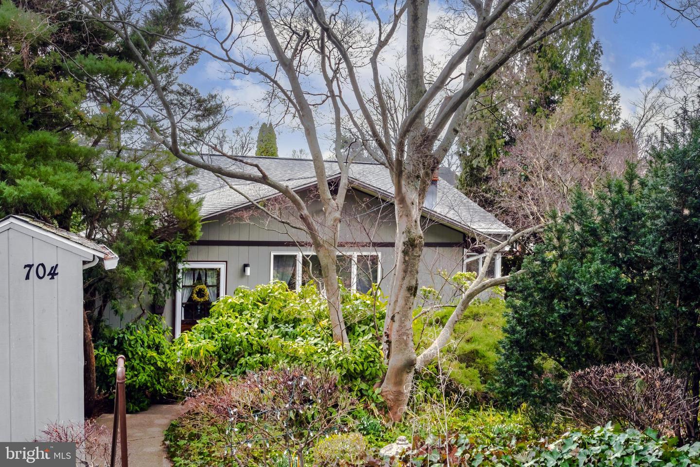 704 E Manoa Rd