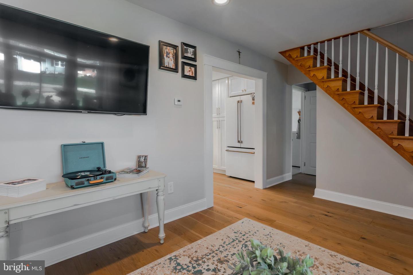11 Locust St