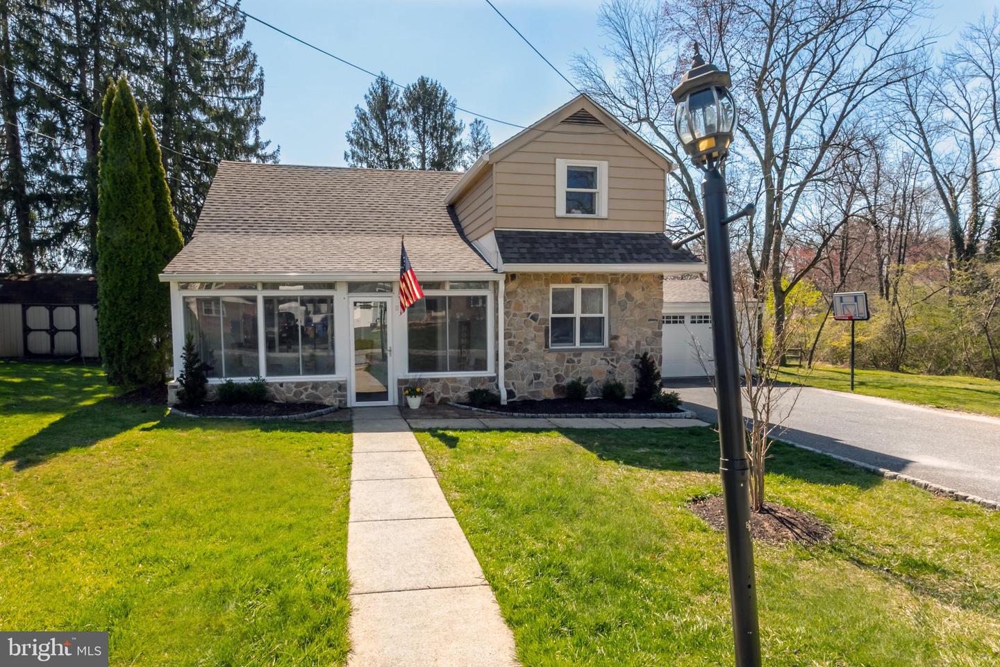 11 Locust St