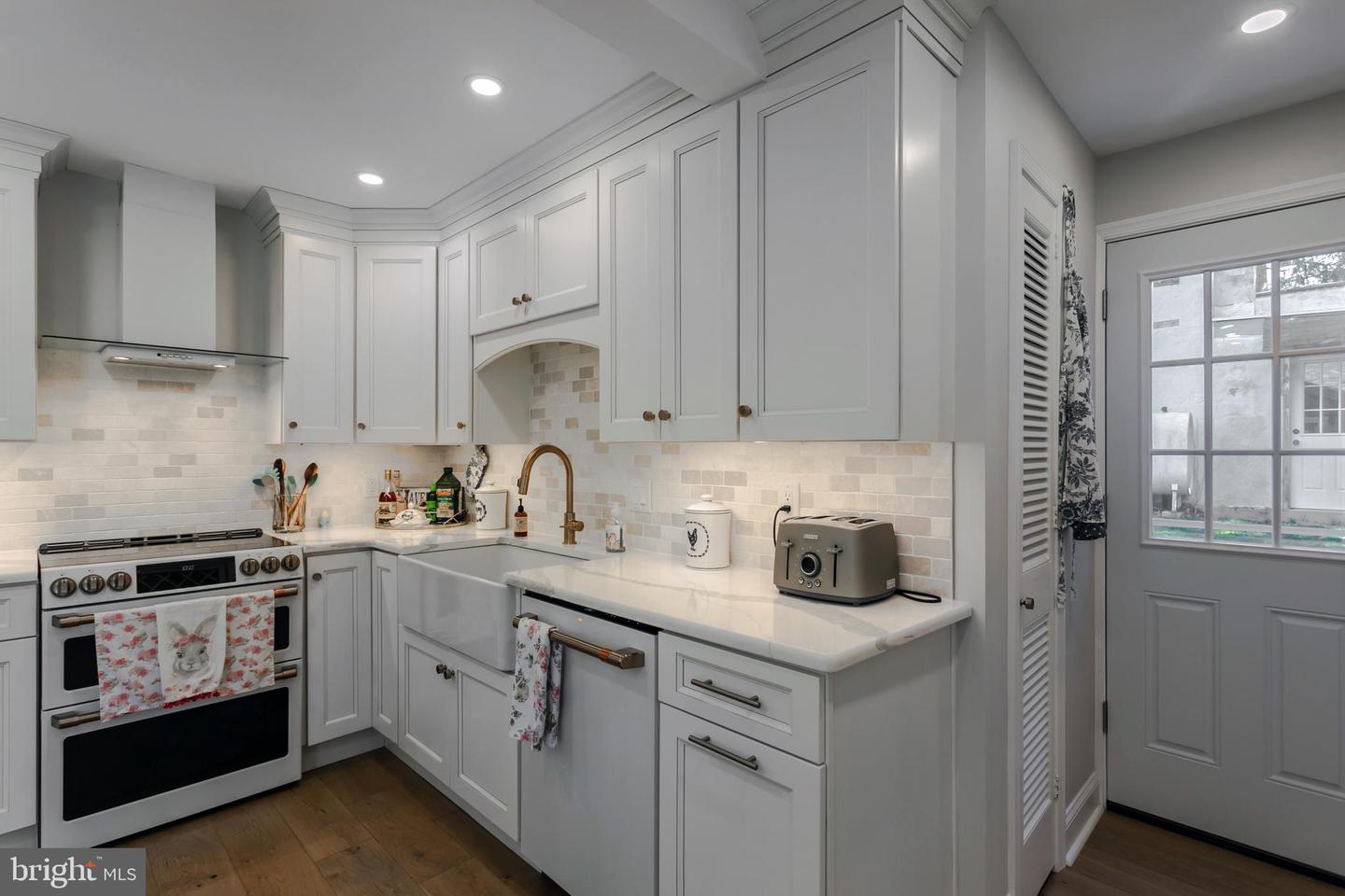 11 Locust St