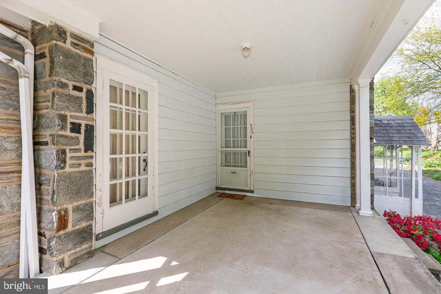 922 Larchmont Ave