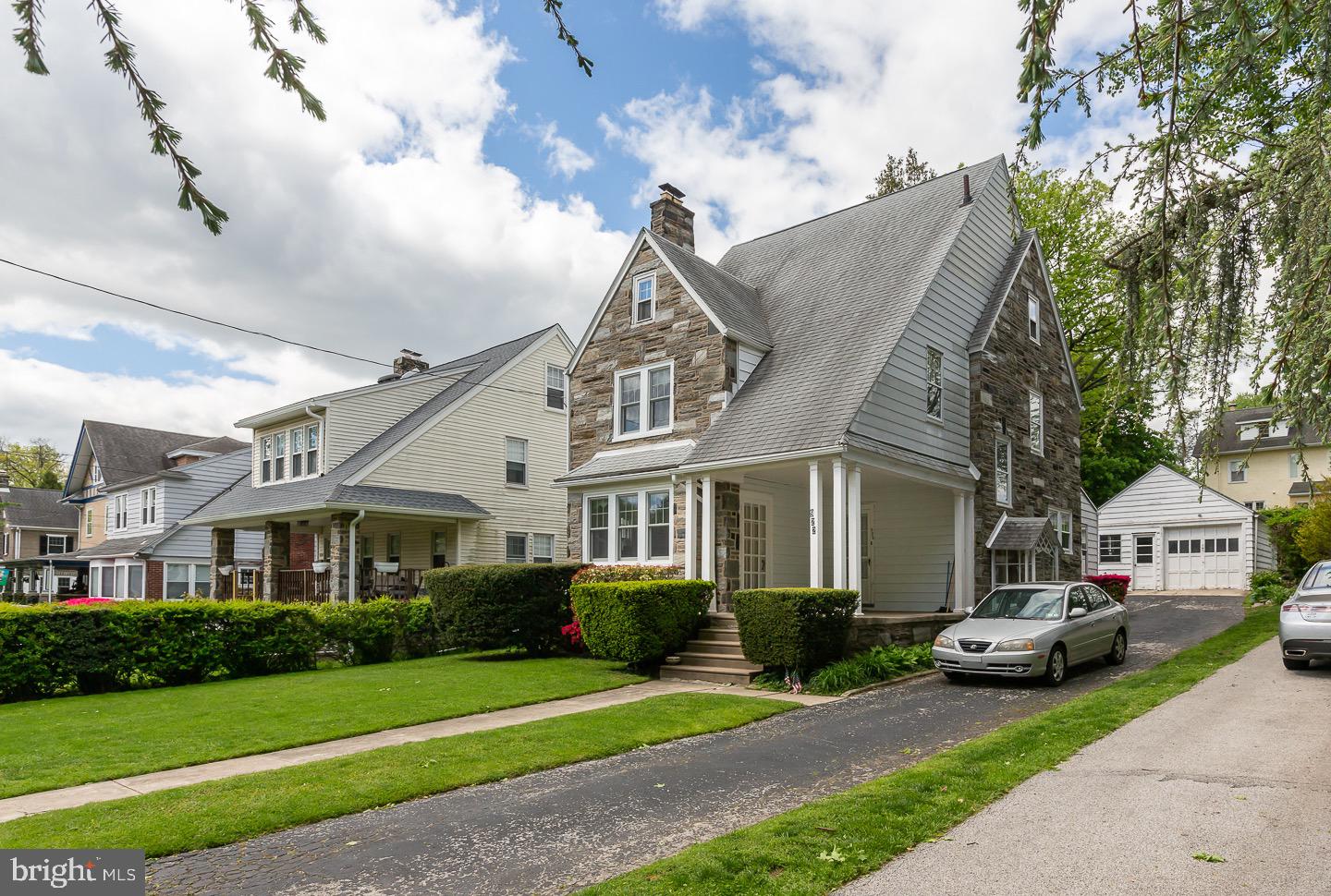 922 Larchmont Ave