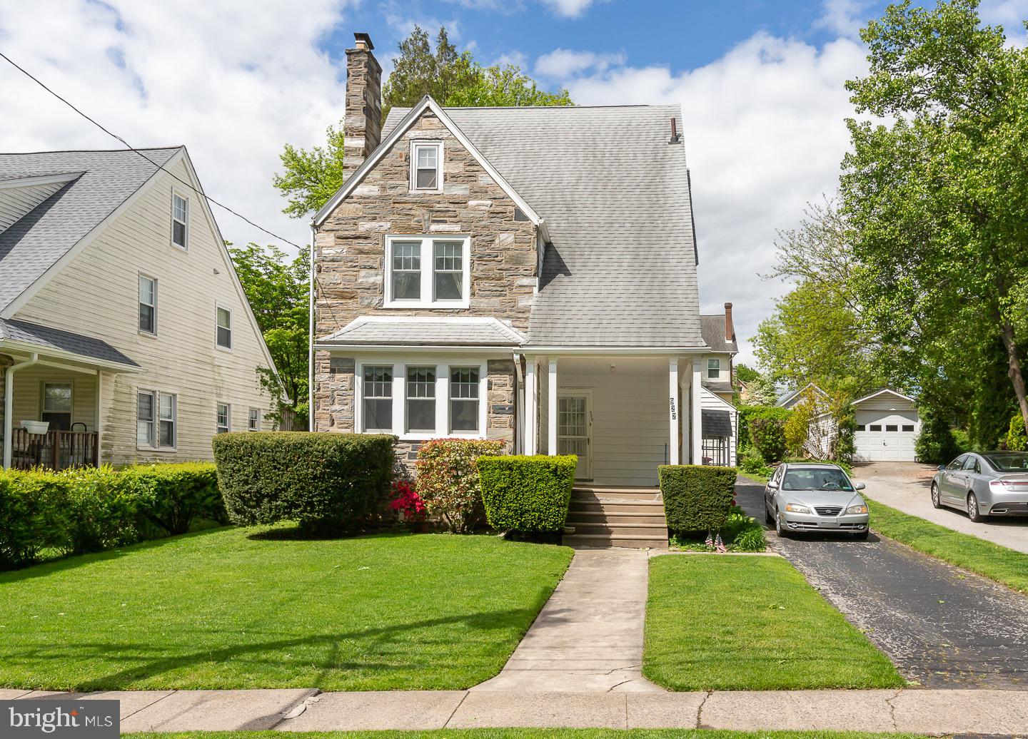 922 Larchmont Ave