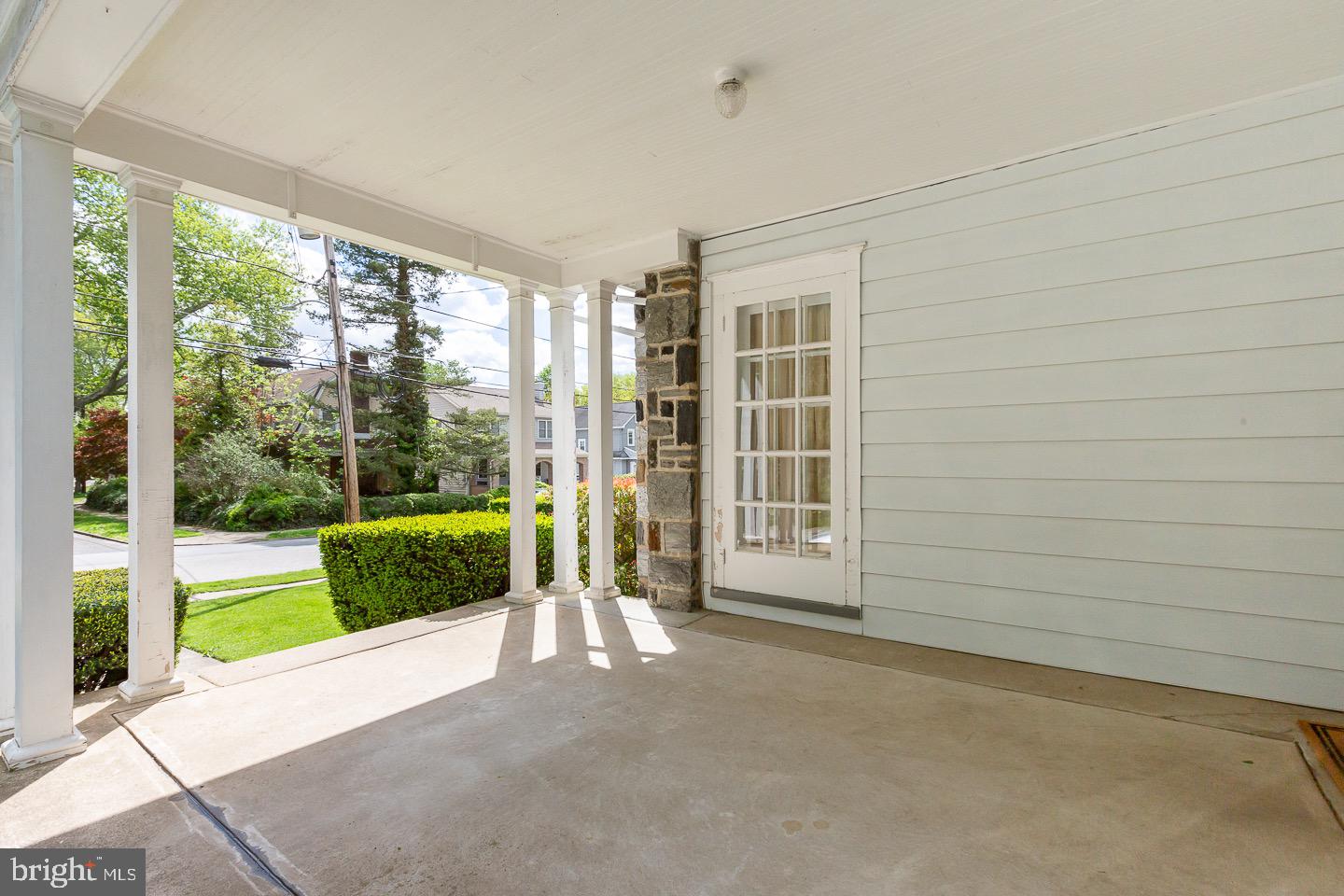 922 Larchmont Ave