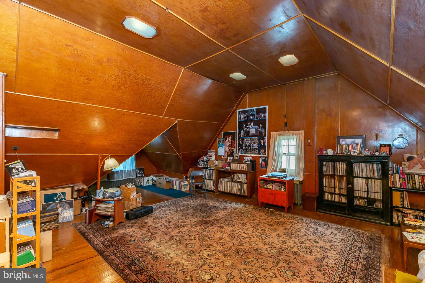 922 Larchmont Ave