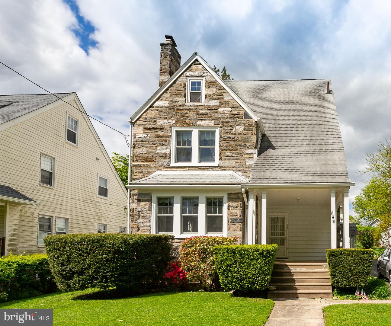 922 Larchmont Ave
