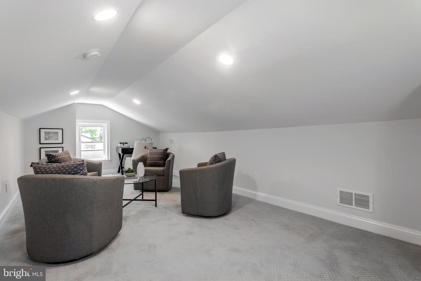 220 Strathmore Rd