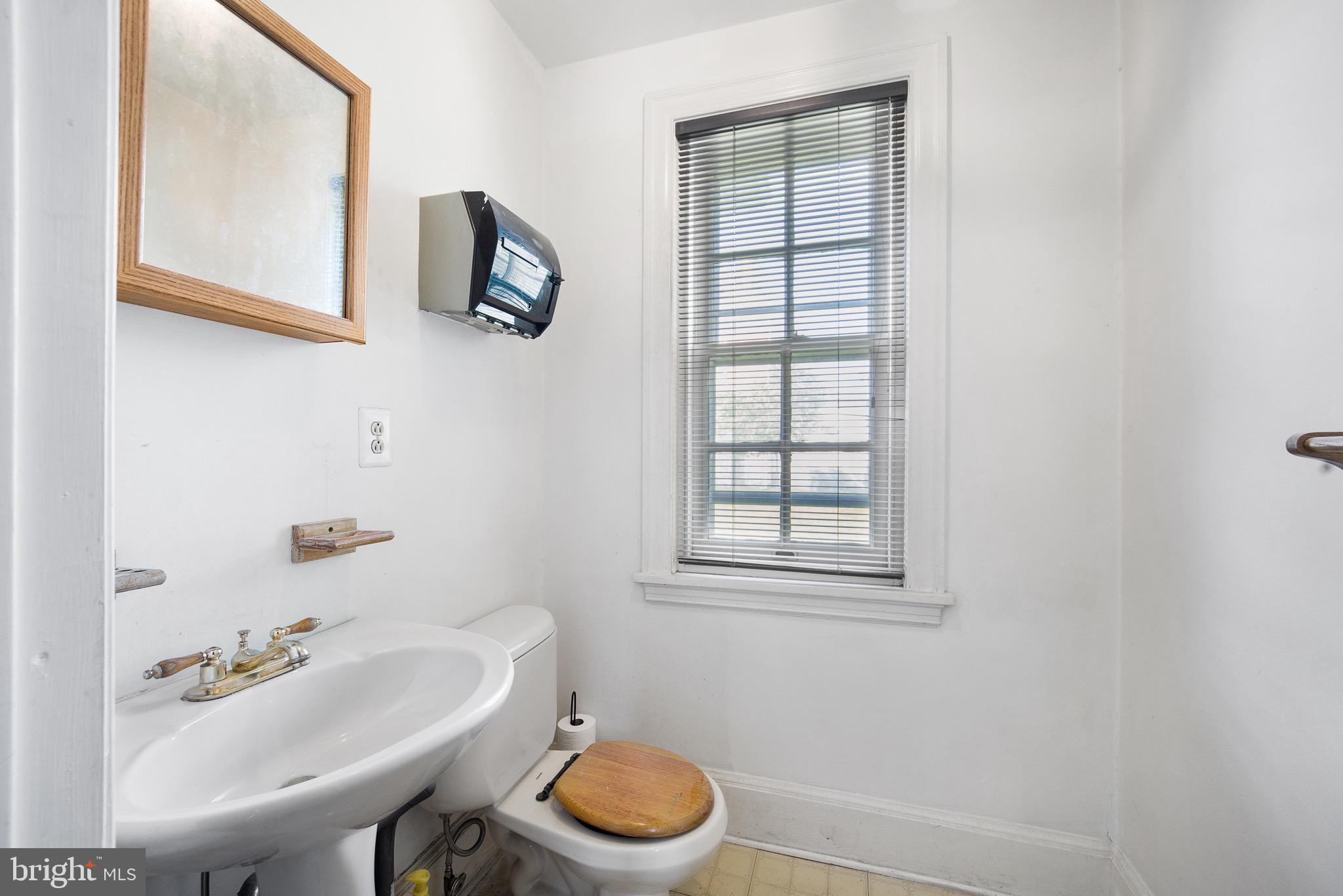 119 W Chester Pike