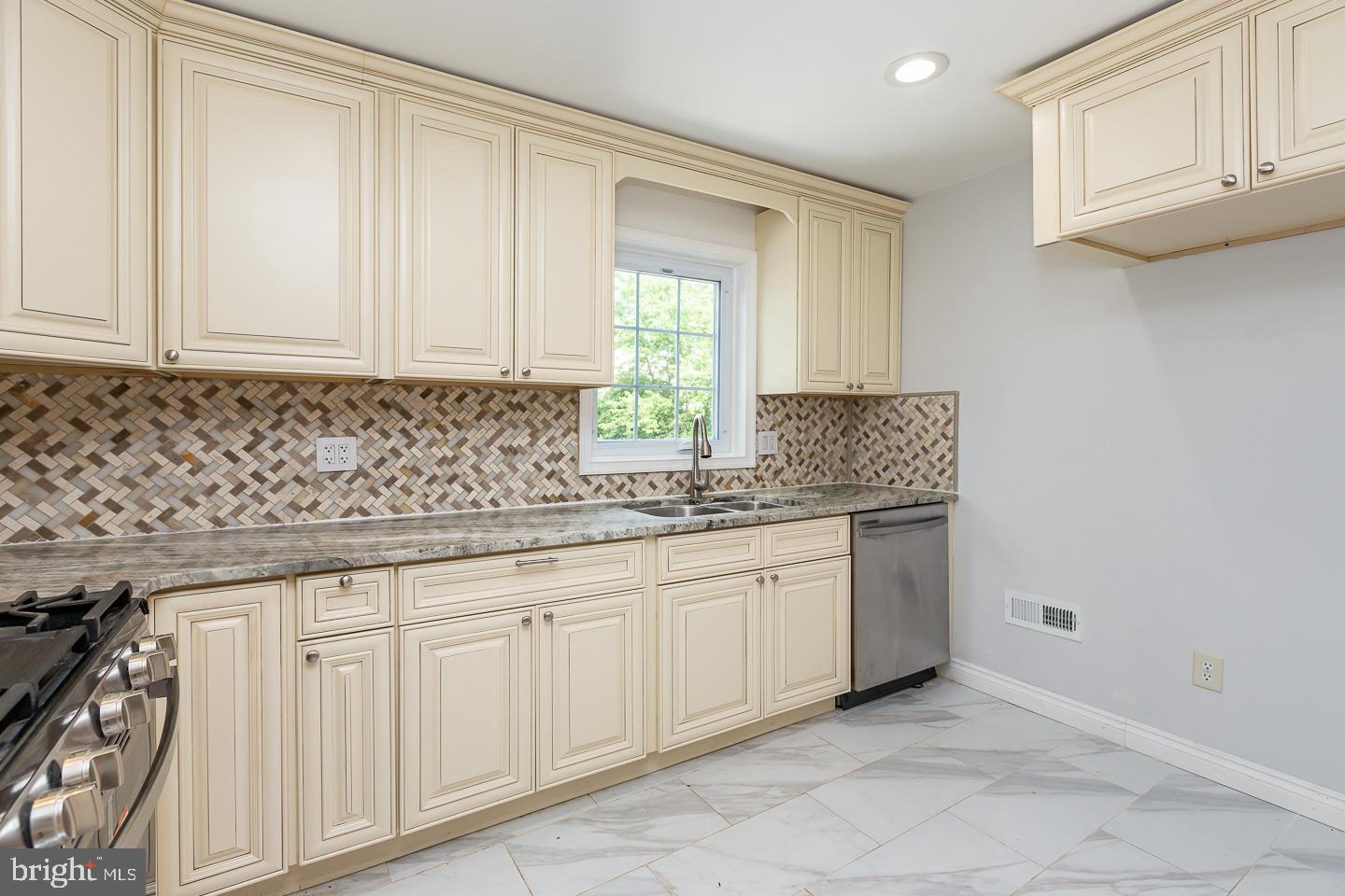 1131 Harding Dr
