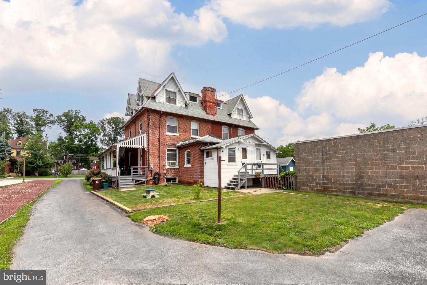 24 E Stewart Ave