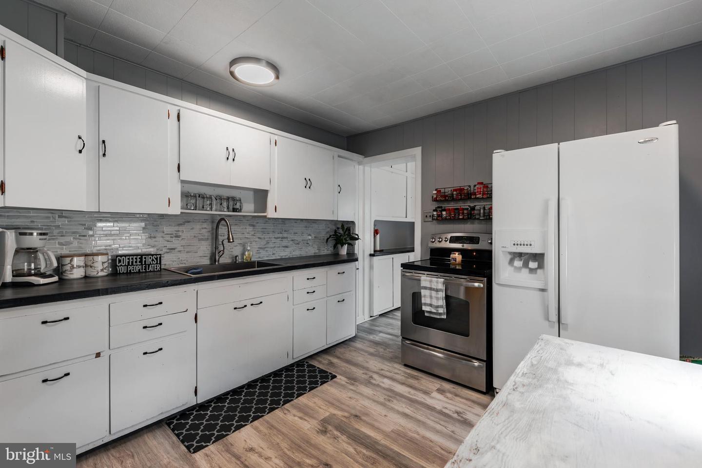 24 E Stewart Ave