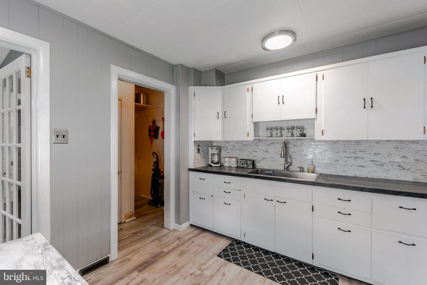 24 E Stewart Ave